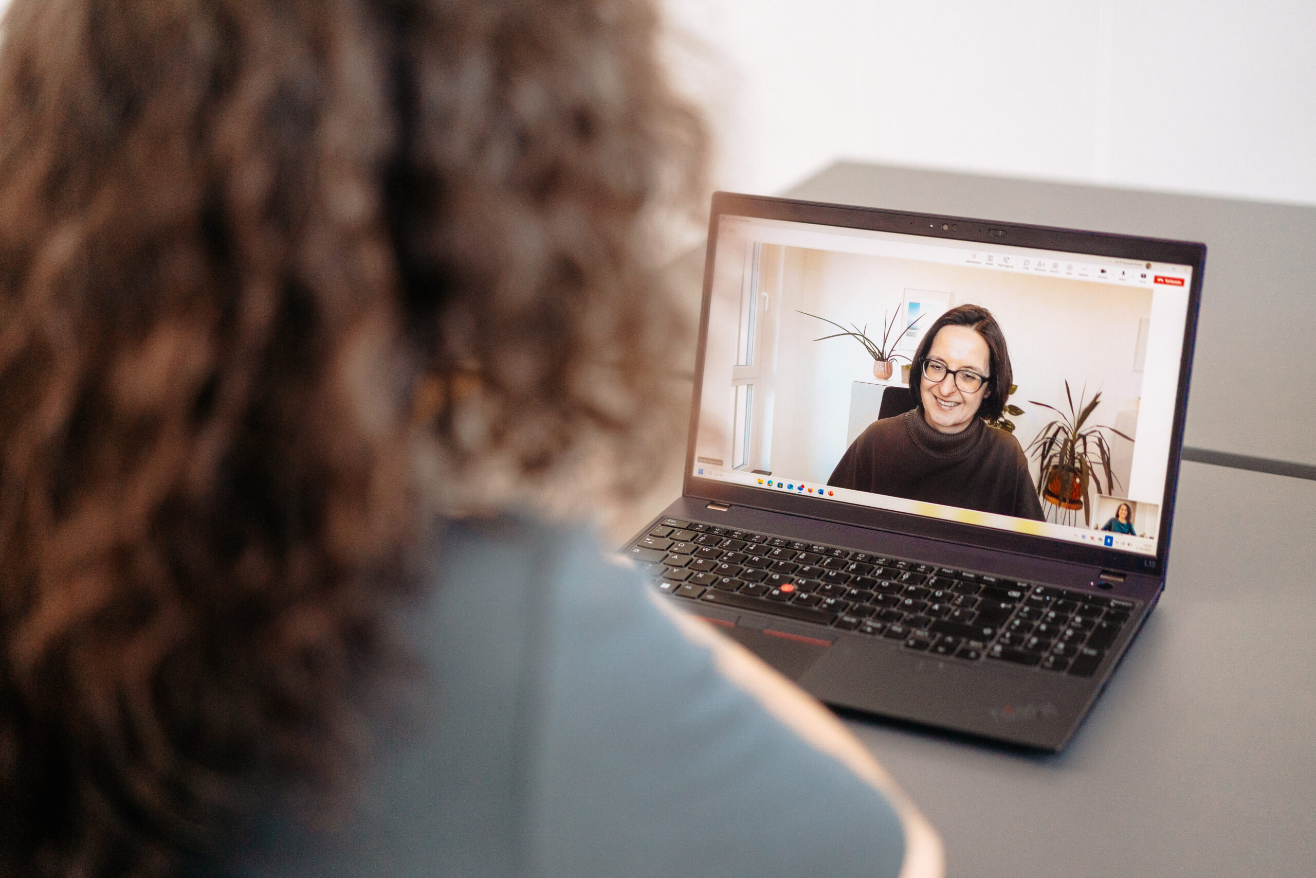 Ablauf MiWay Motivations- und Werteanalyse Reflexionsgespräch per Videochat zwischen zwei Personen im Rahmen einer Motivation- und Werteanalyse in moderner Arbeitsumgebung