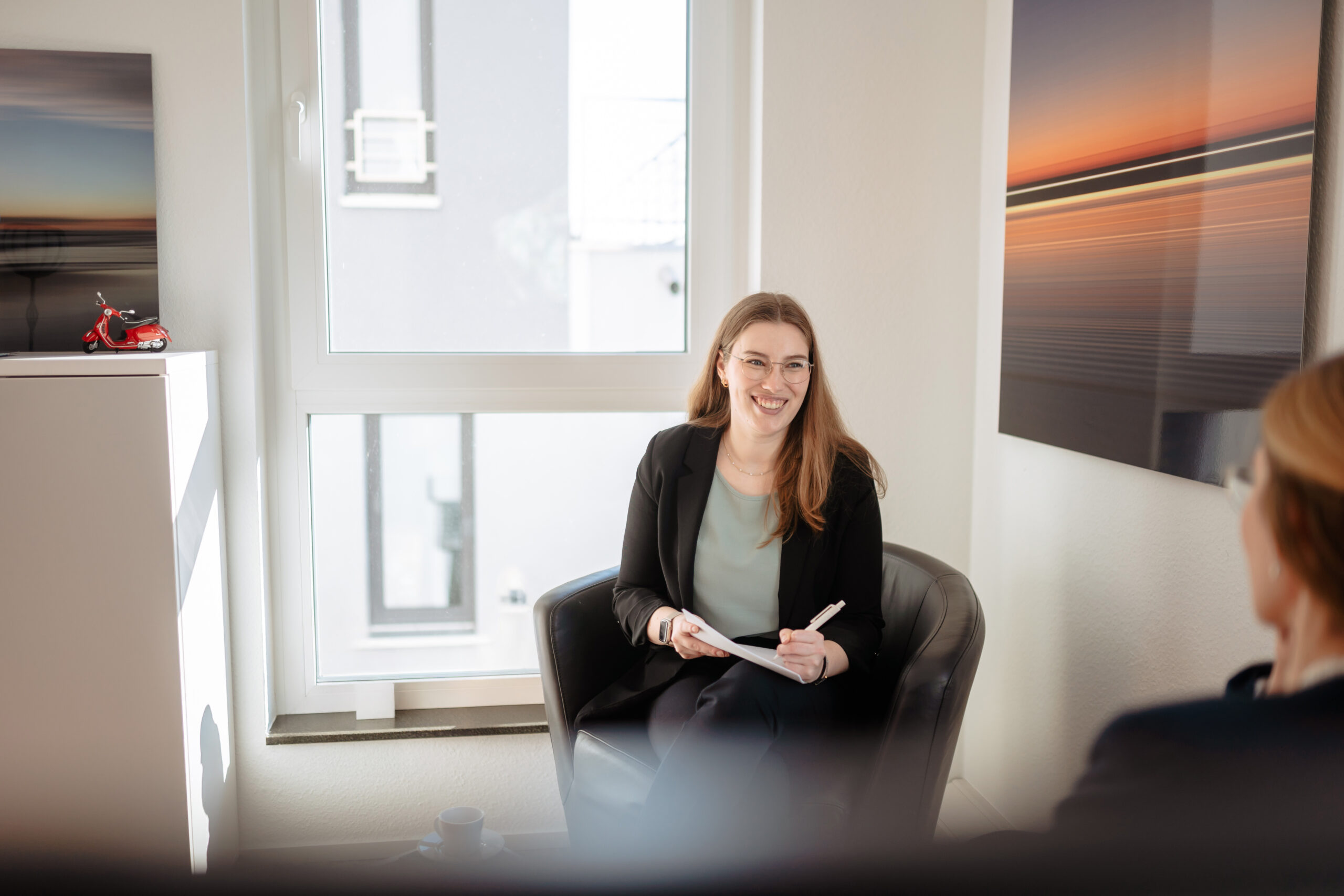 Ablauf Opus Potenzialanalyse Beraterin führt Potenzialanalyse Gespräch in heller freundlicher Umgebung im Rahmen von Personalentwicklung und Personalauswahl mit Notizen