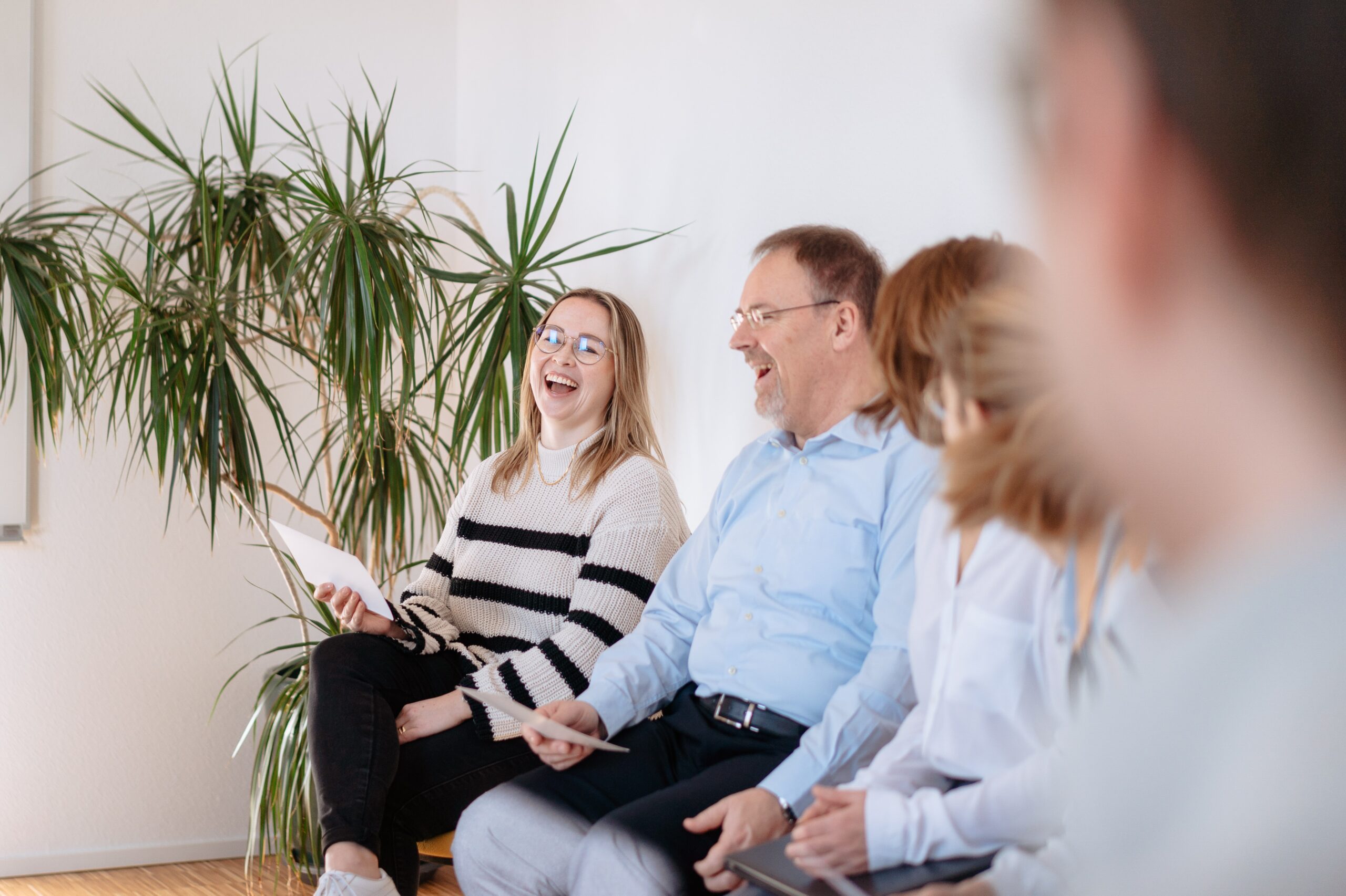 Engagierter Austausch in der Gruppe, gemeinsam mit Kund:innen analysieren wir Anforderungen an eine Position