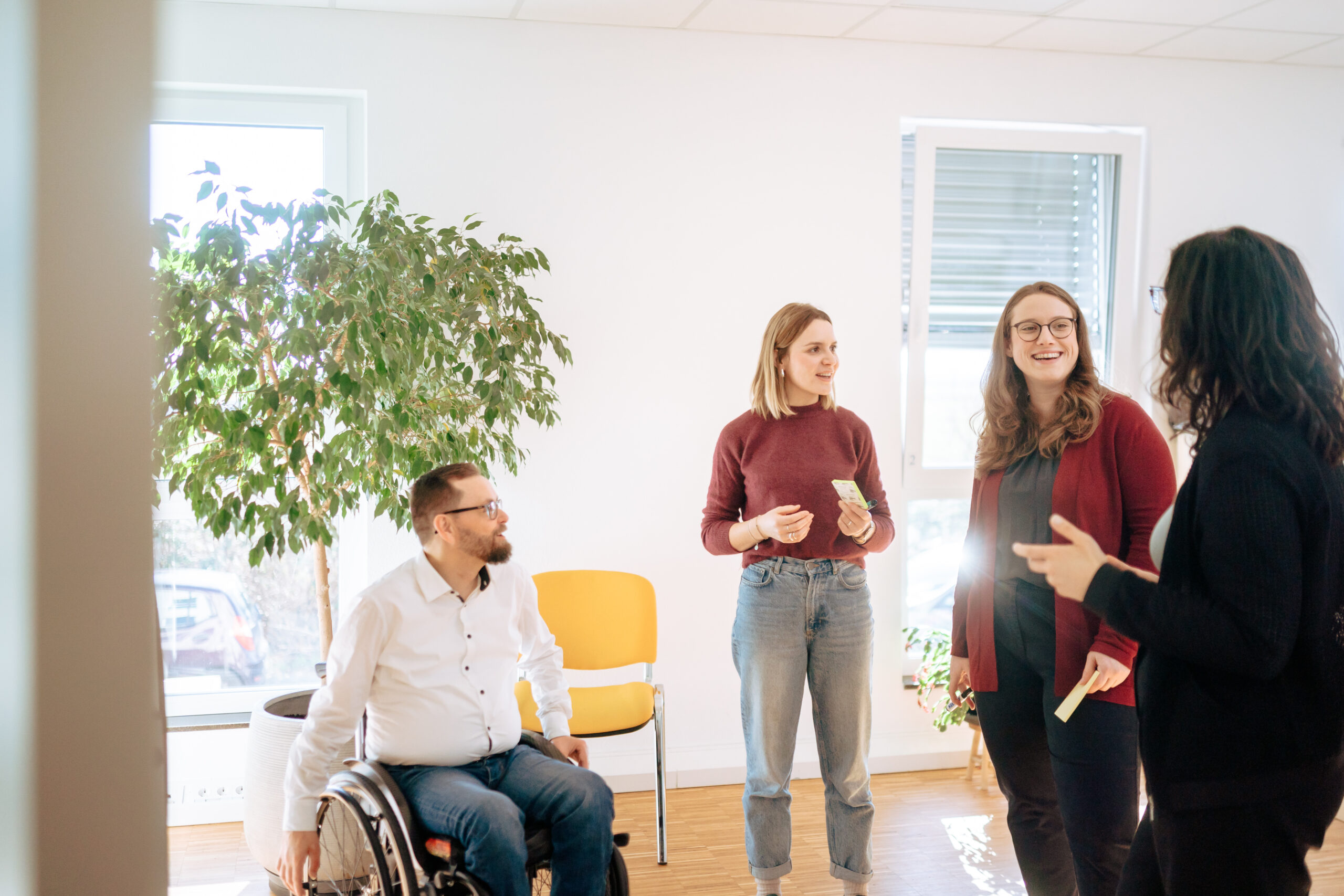 Organisationsentwicklung Gruppe entwickelt gemeinsam Lösungen in moderner Arbeitsumgebung mit Fokus auf Veränderung, Zusammenarbeit und Führung, Verhalten und Behältnisse von Organisationen werden mitgedacht