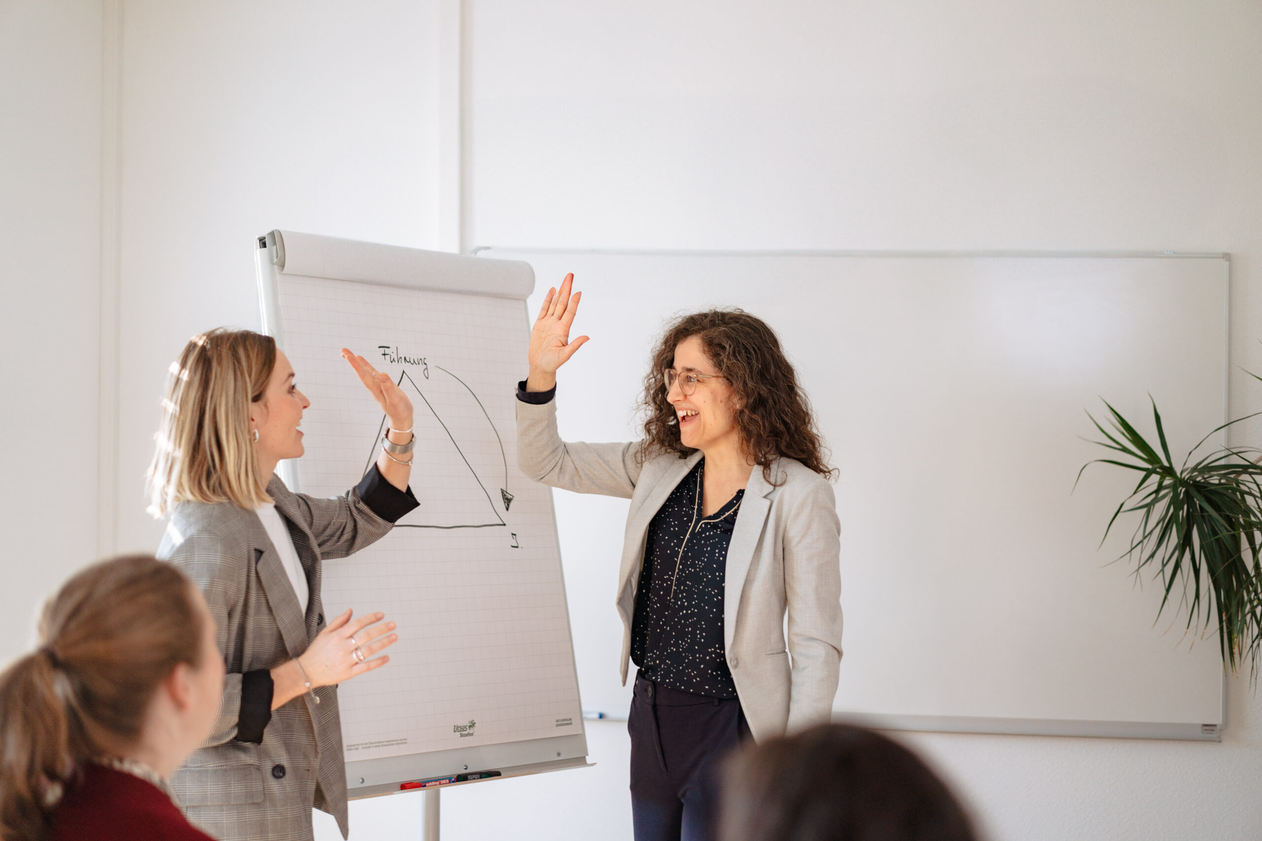 Personalentwicklung Beraterinnen unterstützen die Personalentwicklung in interaktivem Workshop, fördern Teamdynamik, Motivation und nachhaltige Mitarbeiterqualifizierung für Unternehmenserfolg