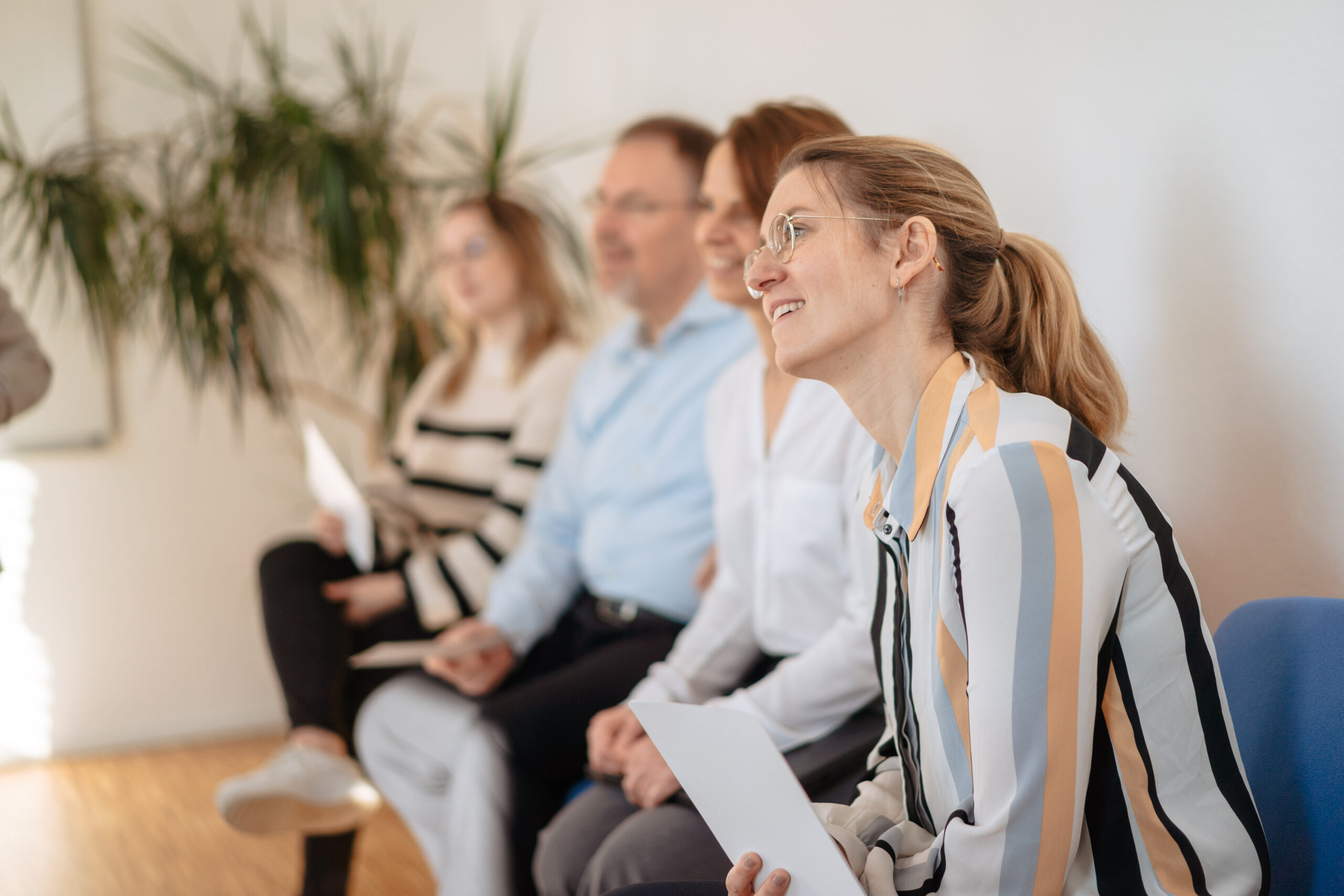 Beratungsfirma für Personal- und Organisationsentwicklung – motiviertes Team bei einer Schulung oder Teamentwicklungssitzung in moderner Büroumgebung