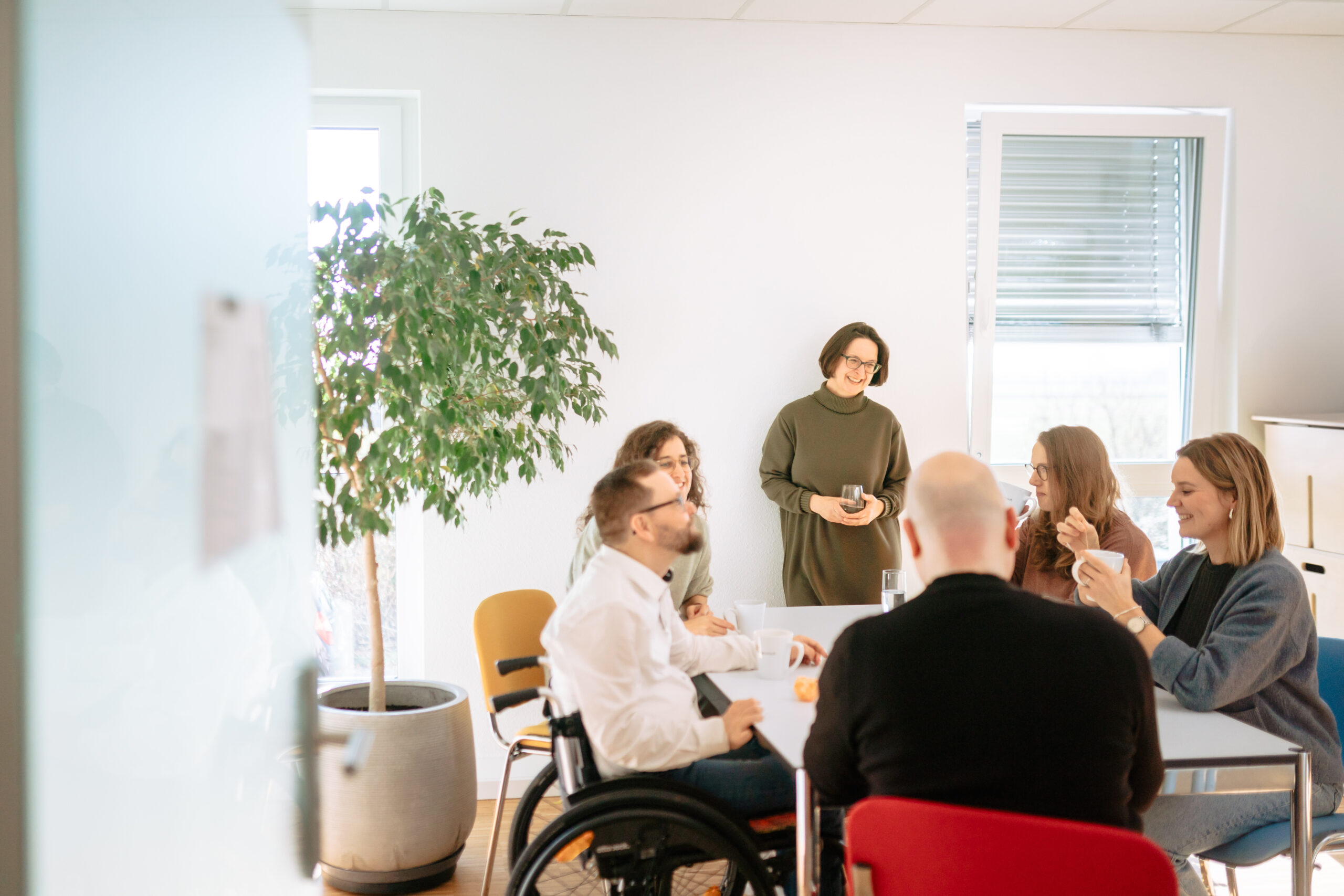 Arbeitsatmosphäre im Büro Offene Atmosphäre, vielfältiges Team, gemeinsame Pause, echtes Miteinander, unser Alltag ist geprägt von Austausch, Wertschätzung und Humor