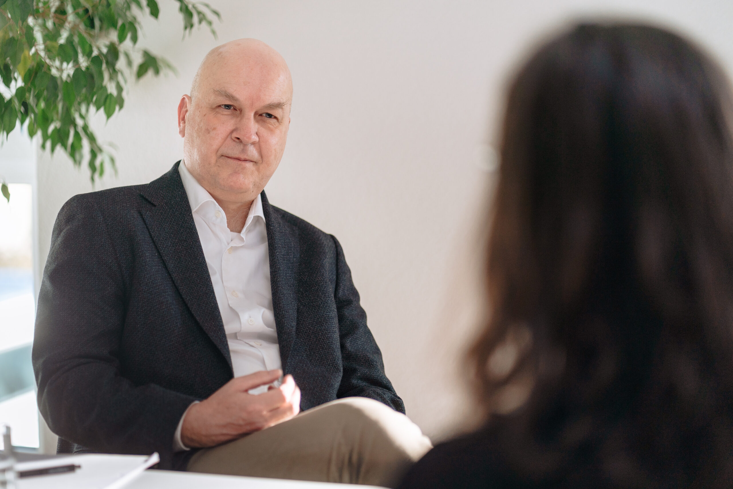 Coach hört aufmerksam zu, Individuelle Begleitung, reflektierter Dialog, vertrauensvolle Atmosphäre, unser Coaching stärkt Klarheit und persönliche Entwicklung